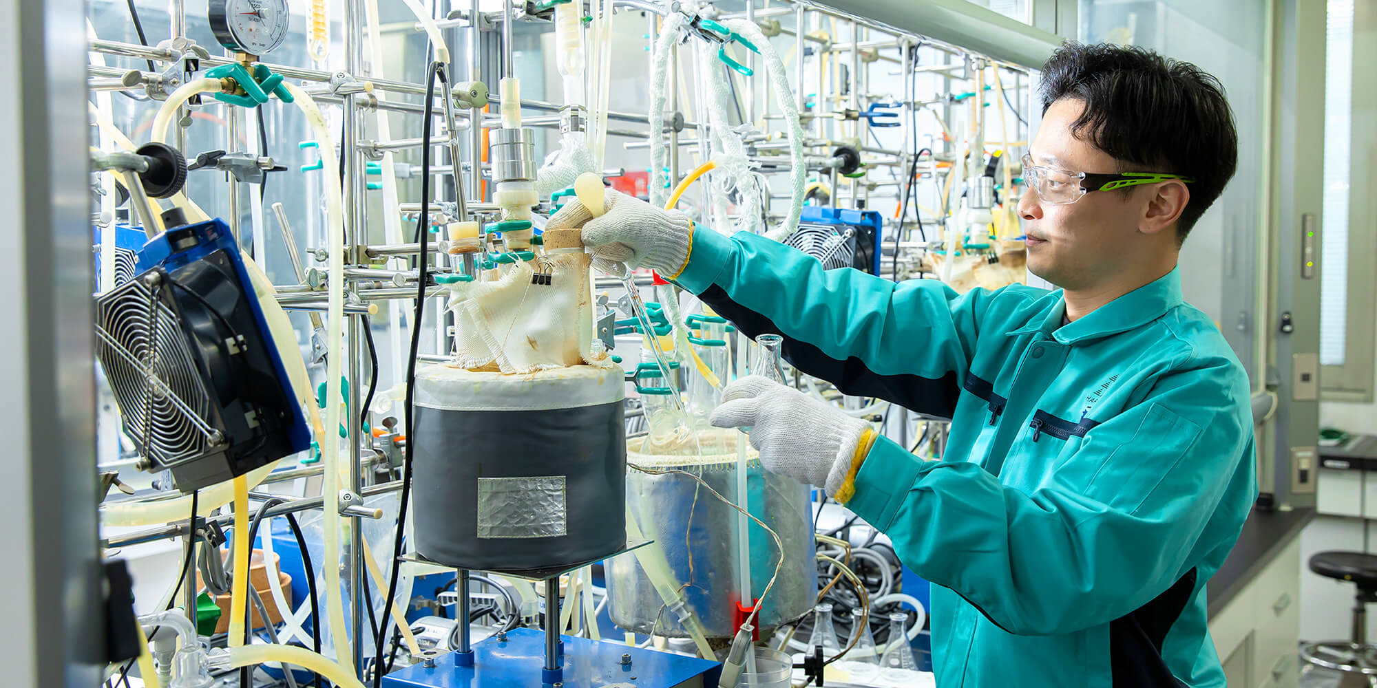 安全服と安全メガネをかけて作業にあたる社員