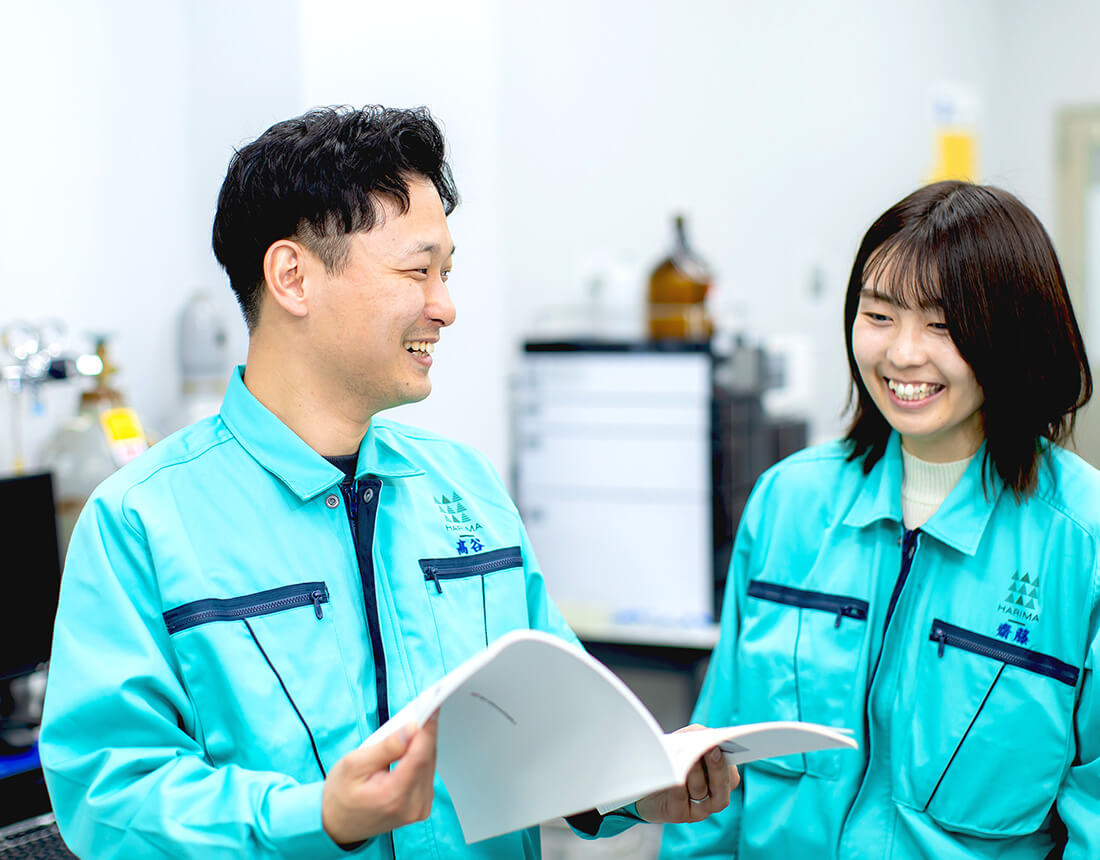 二人の笑顔の職員