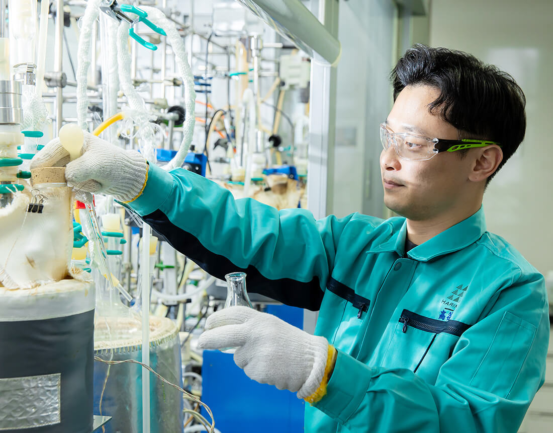 安全メガネと作業服を着た研究員