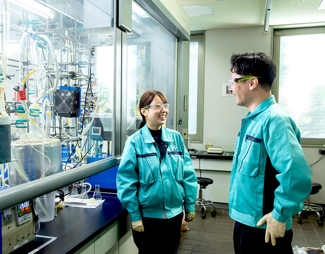 研究に励む二人の研究員