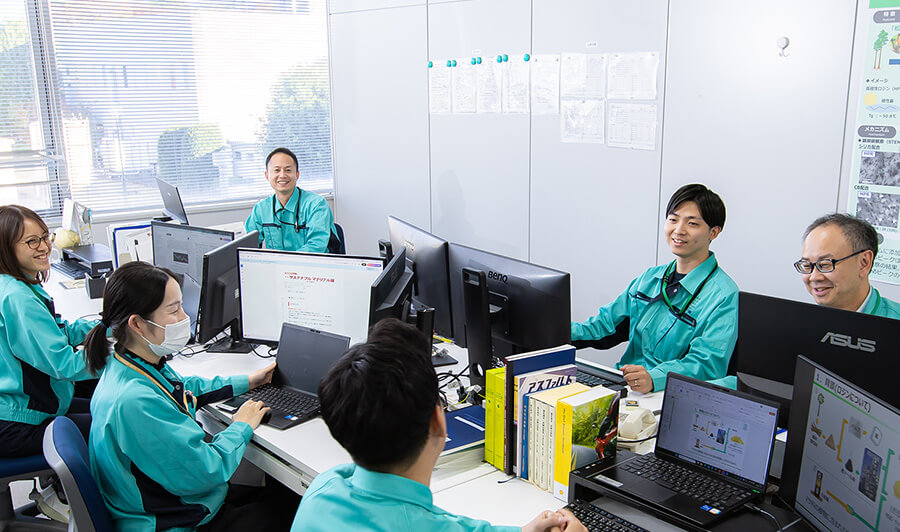 事務所のデスクに向かう職員たち